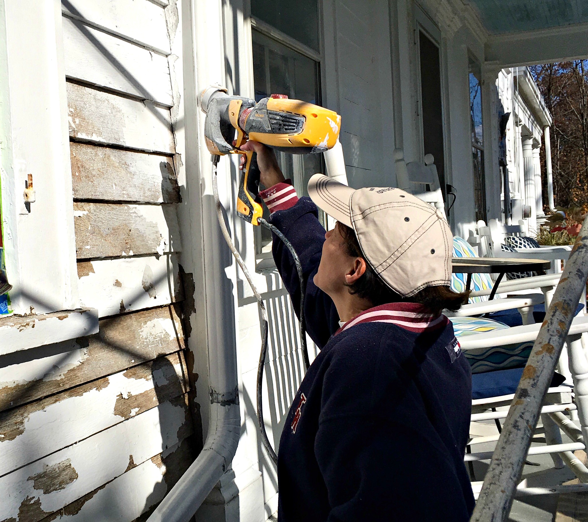 exterior-painting-spraying-with-the-flexio-990